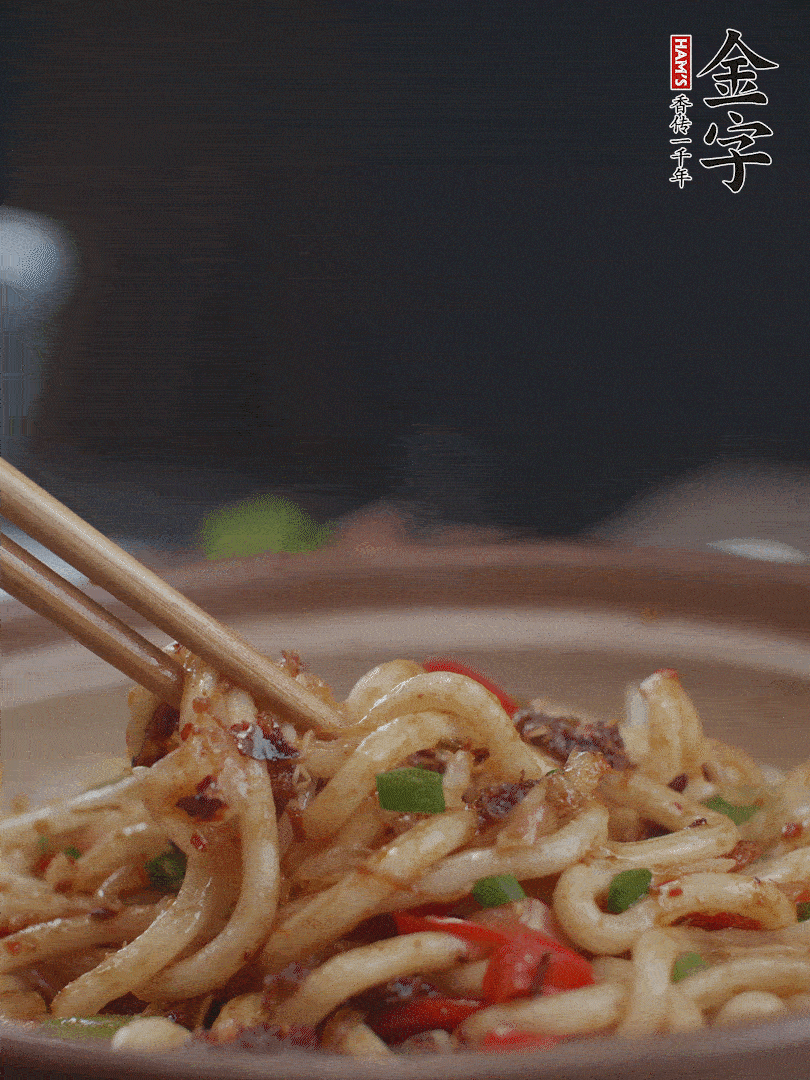 一小撮鹽調(diào)味。最后可以點(diǎn)綴香蔥段。