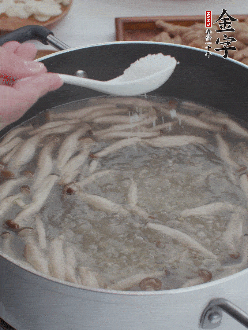 1勺鹽、一點(diǎn)胡椒粉調(diào)味。