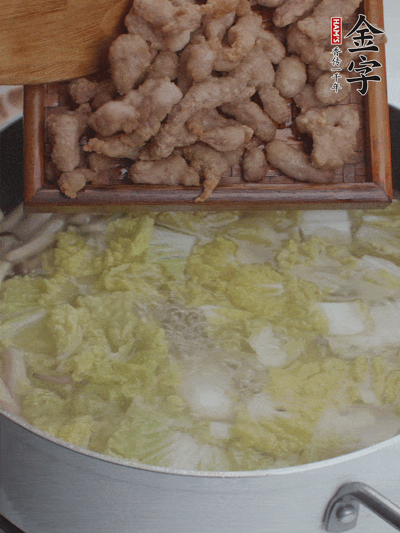 水開(kāi)后煮10分鐘，下娃娃菜、小酥肉煮3分鐘。