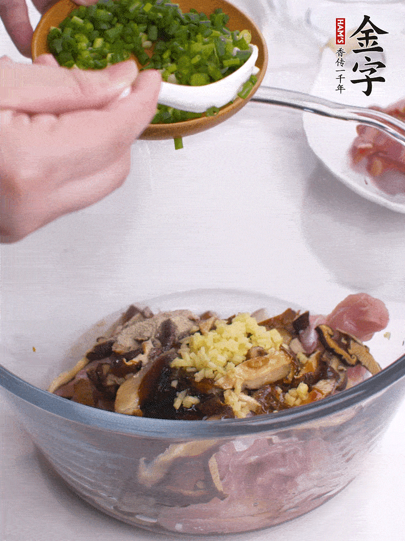 雞肉、香菇混合，加清水1/3杯、料酒1勺、蠔油1勺、鹽1勺、糖1/4勺、白胡椒1/4勺、食用油1勺、香油1/4勺、姜末、蔥花，攪拌均勻腌制2小時(shí)。