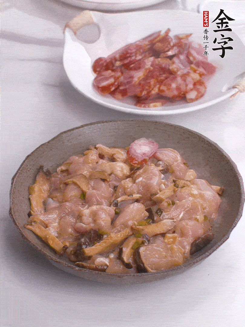 腌制后，雞肉中加淀粉1勺，頂部碼上香腸片。