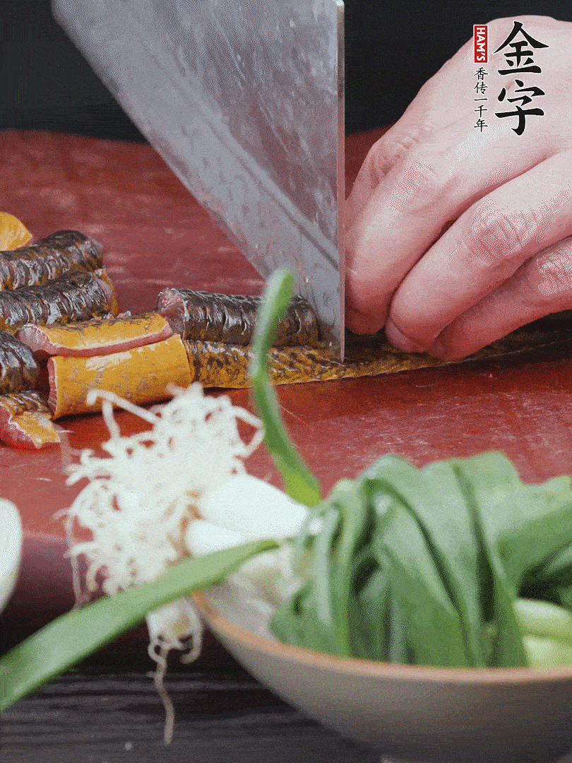 黃鱔去內(nèi)臟洗凈，切花刀斬段。沸水下鍋，加黃酒焯水去血沫。
