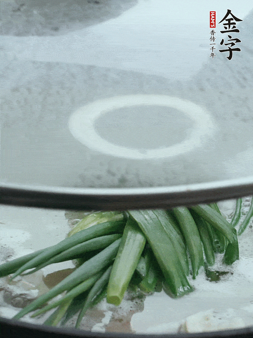 加蔥結(jié)去腥，大火開后中火燒20分鐘。