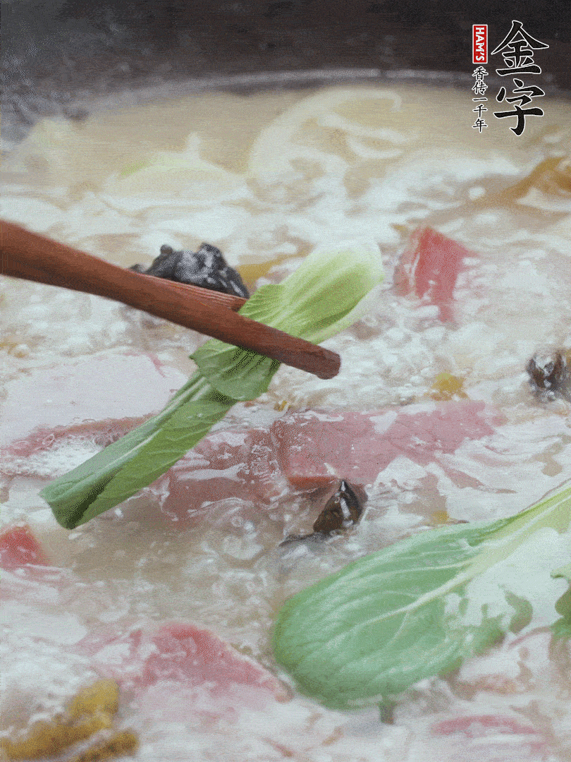 撈出蔥結(jié)，小菜心點綴。