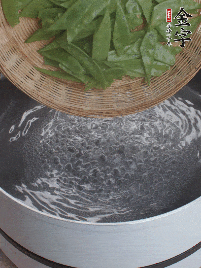 甜豆莢撕掉老筋，斜切兩半，焯水1分鐘。