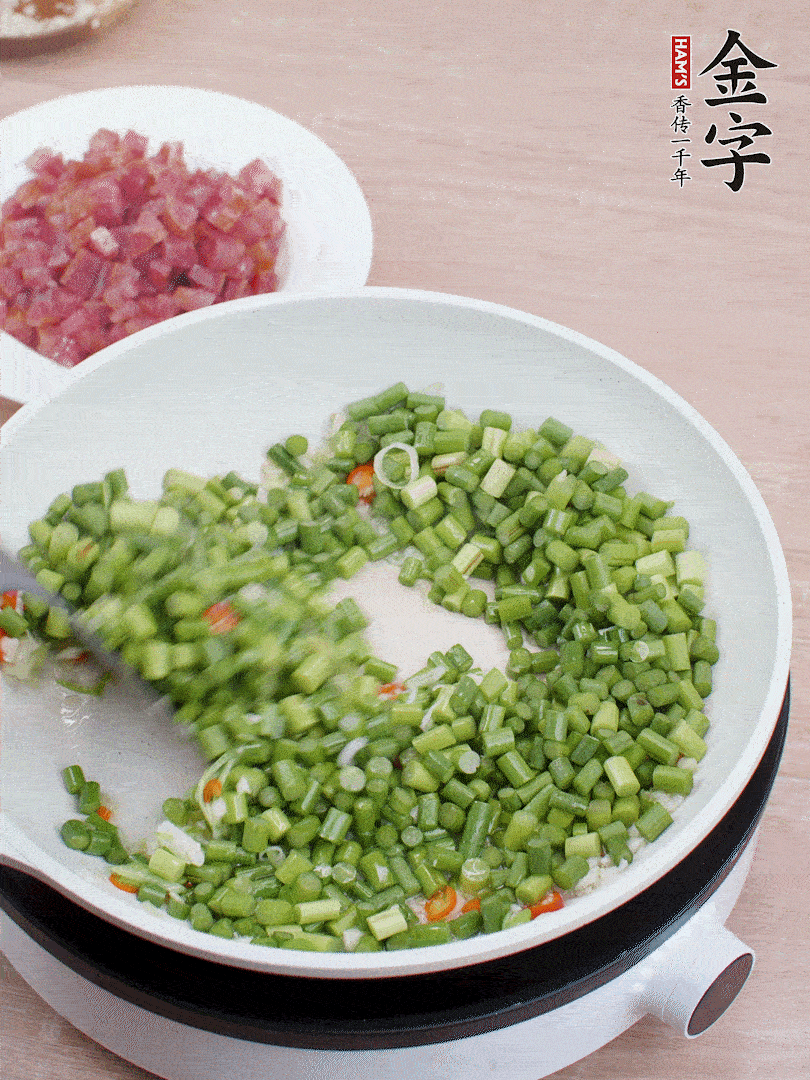 下蒜苔丁、一點鹽翻炒。