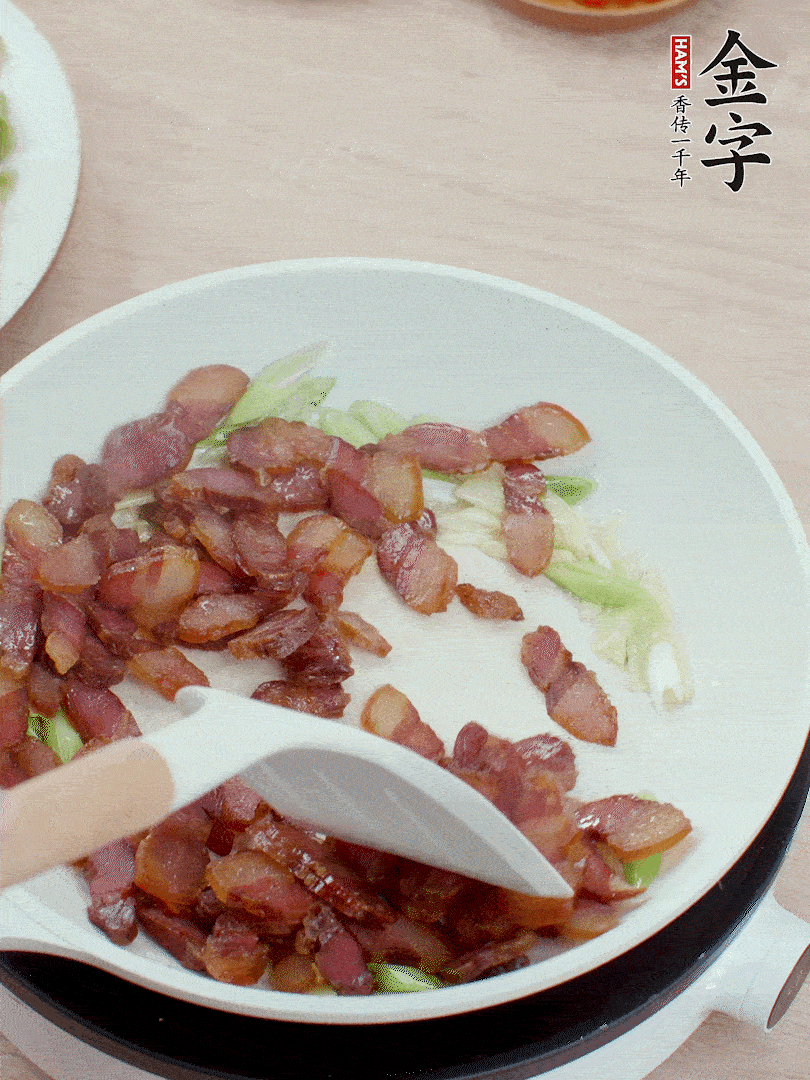 鍋中少許油，姜、蒜白爆香，下臘肉煸出油脂。