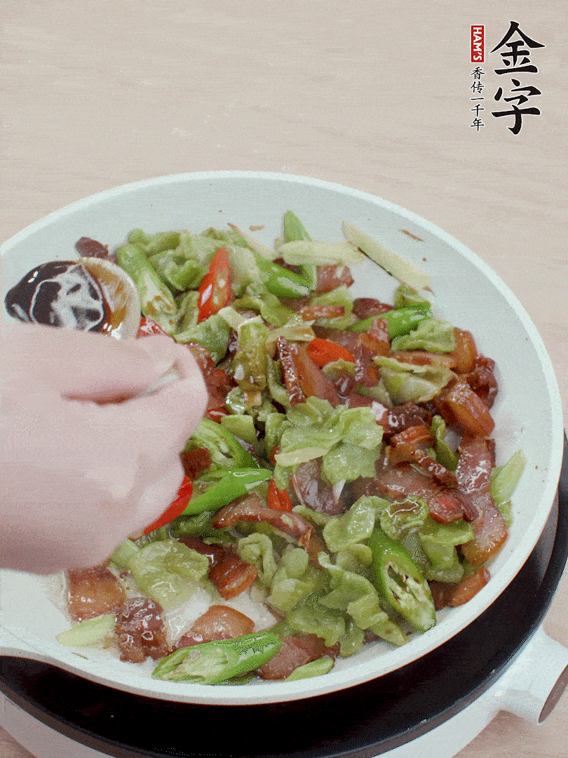 2勺生抽調味，最后撒蒜葉。