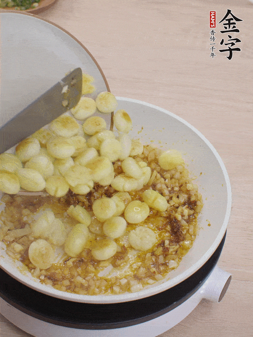 下小土豆翻炒均勻。