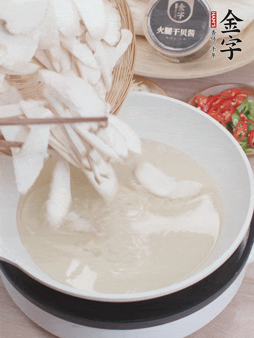 杏鮑菇切成片，油溫7層熱炸2分鐘。