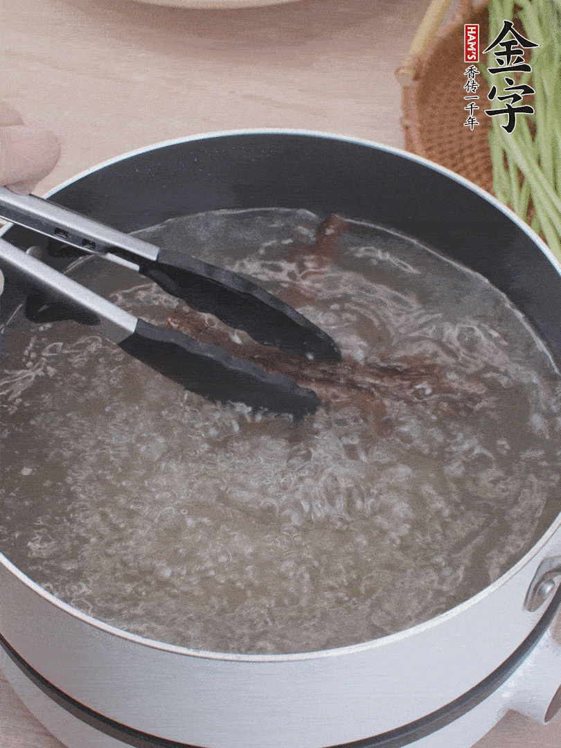 金字醬油肉下鍋煮10分鐘，切薄片。