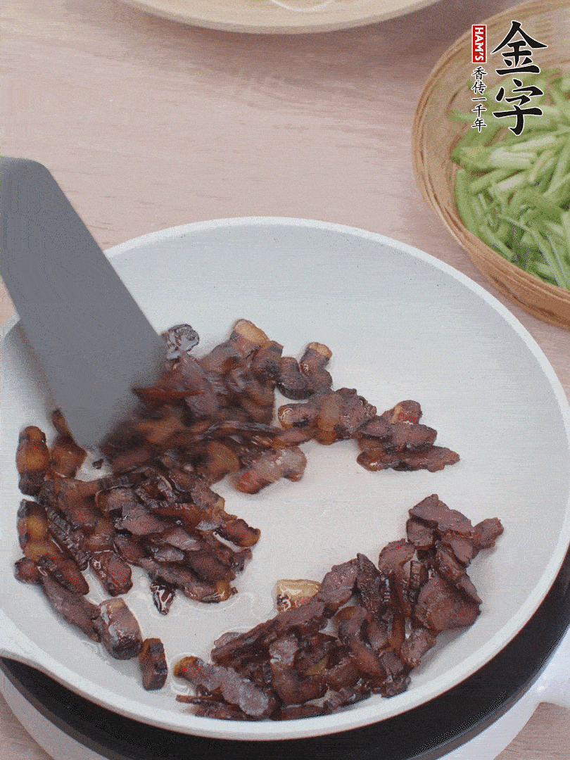 起鍋熱油，煸香醬油肉。