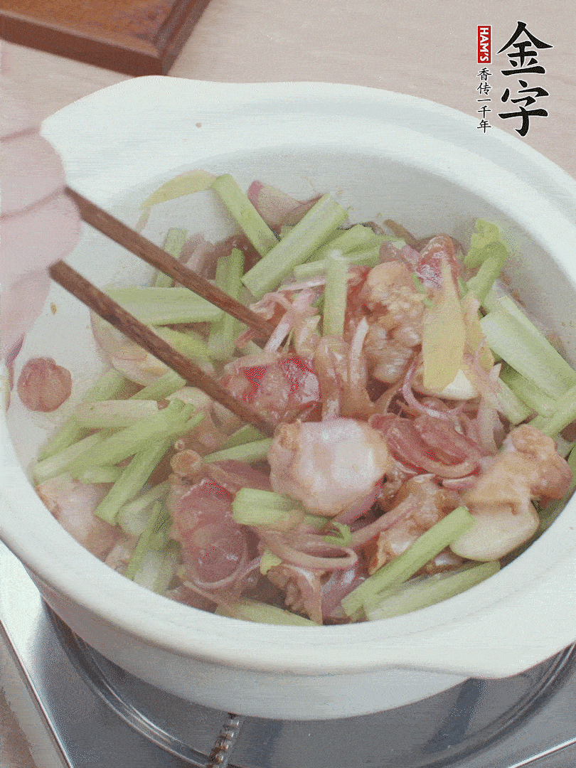 下牛蛙、芹菜、香腸翻炒。