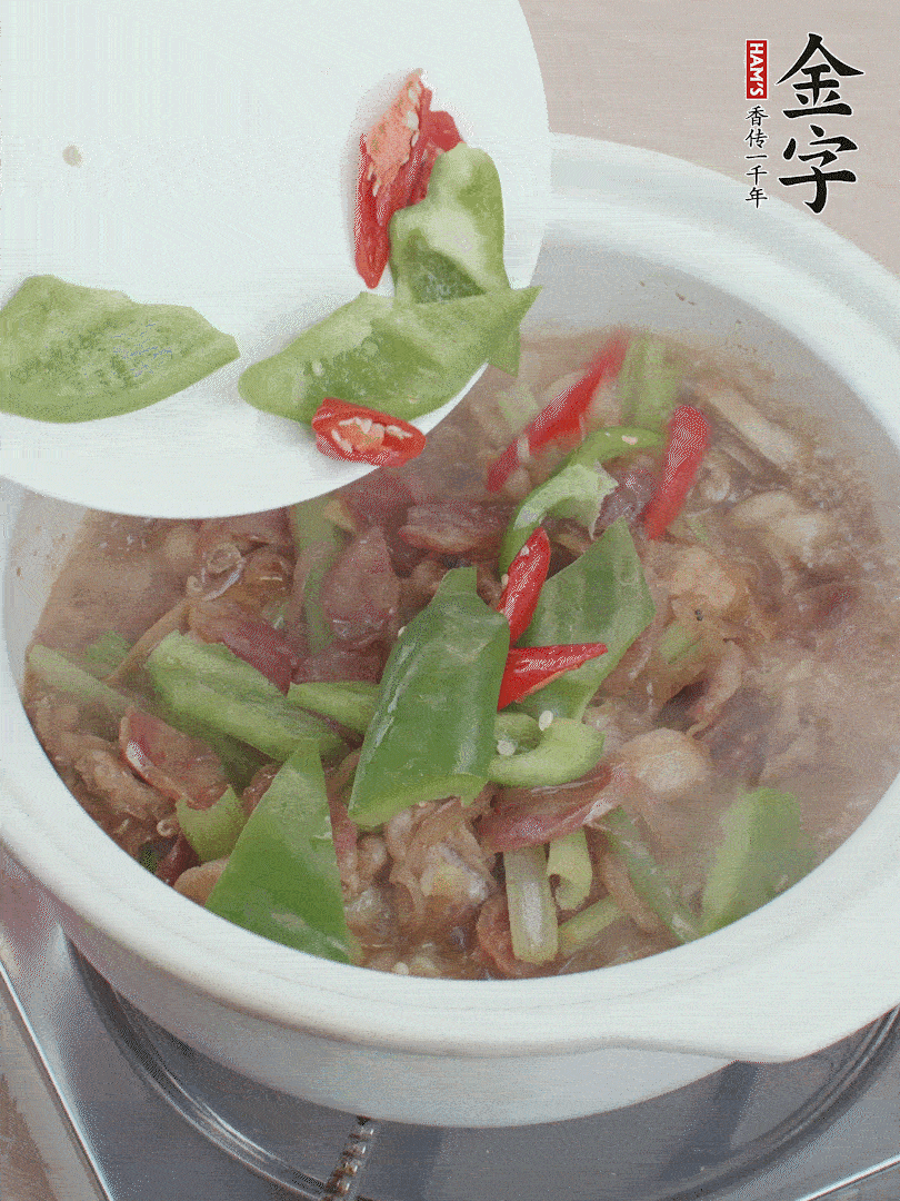 下綠菜椒，翻炒1分鐘。