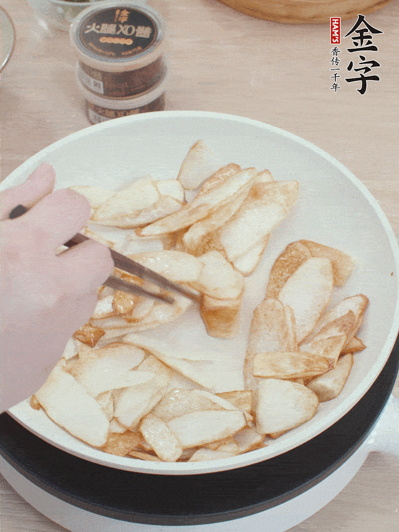 鍋中熱油，山藥煎至兩面金黃。