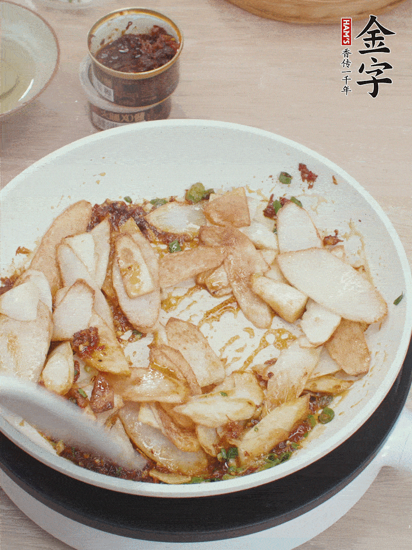 下山藥炒勻，撒蔥花。