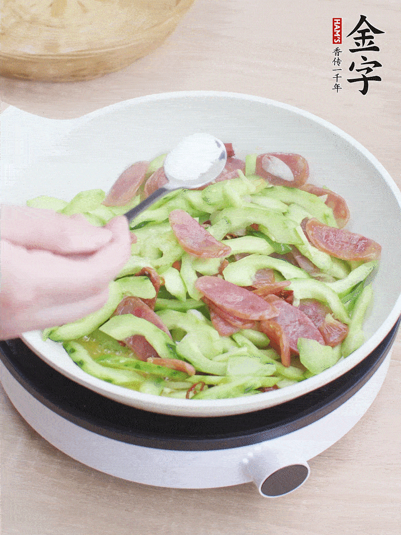 淋點開水，半勺白糖、1勺生抽調(diào)味。