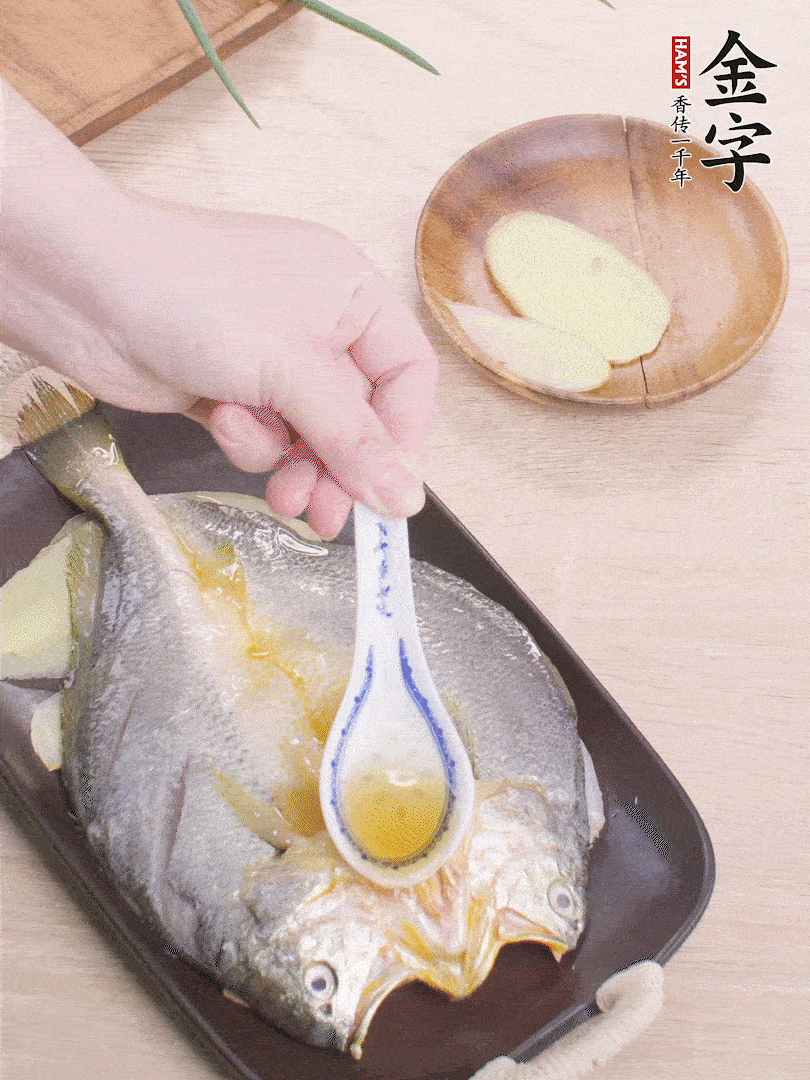 盤底鋪姜片，放黃魚，淋2勺料酒。