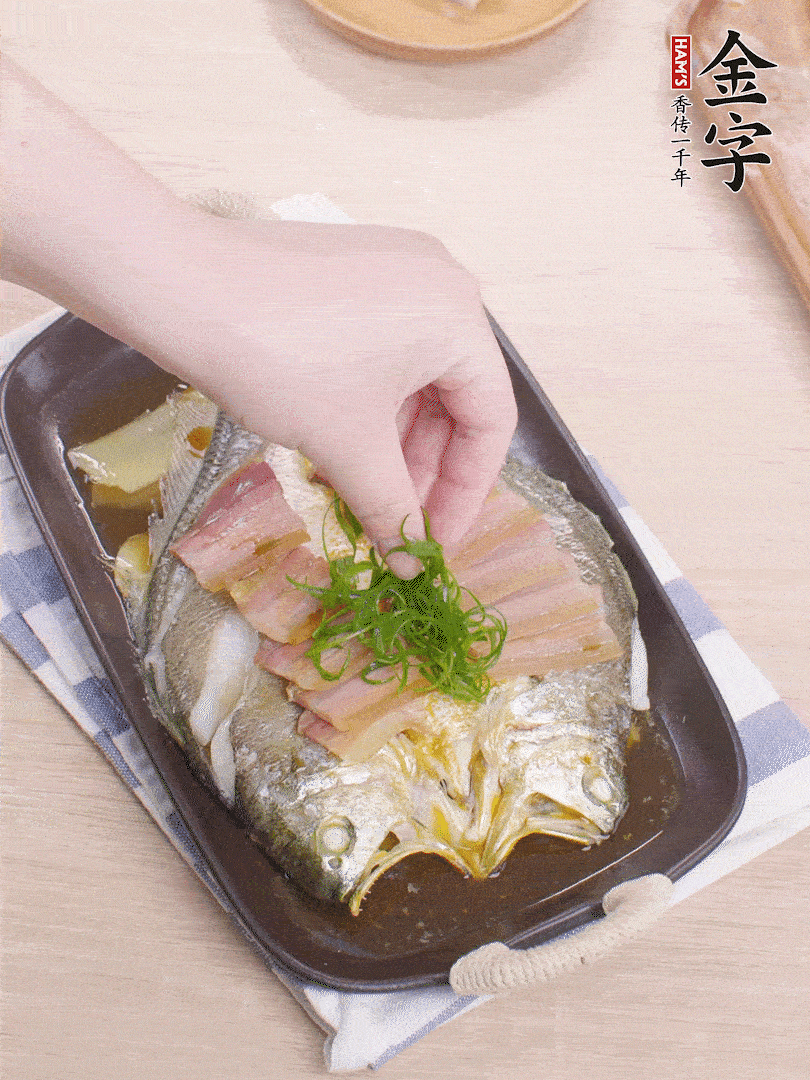 取出姜蔥，淋2勺蒸魚豉油，擺蔥絲。