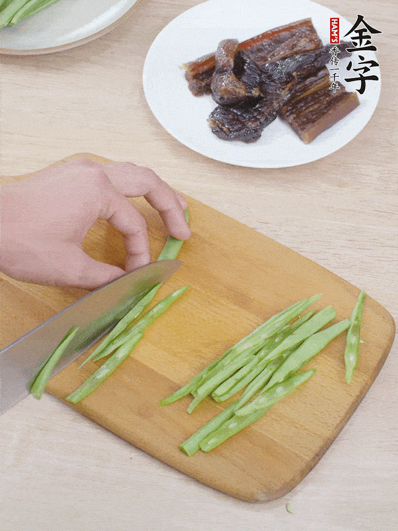 四季豆切絲。
