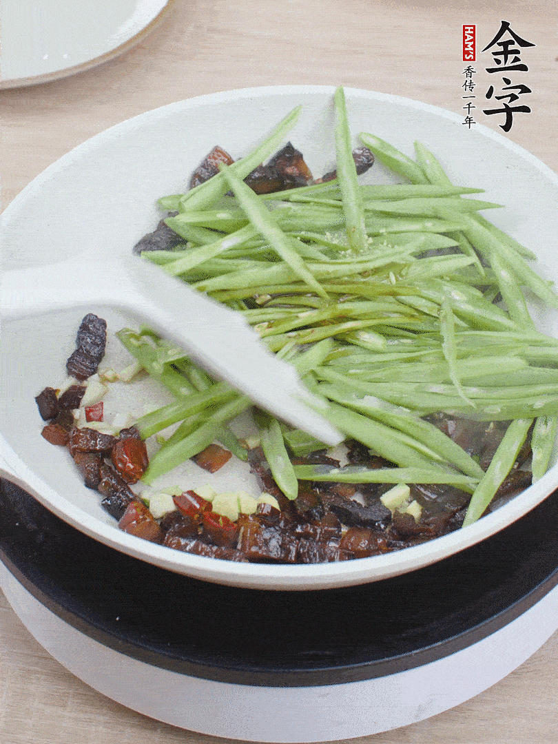 下豆角，生抽、雞精調(diào)味，炒到斷生。