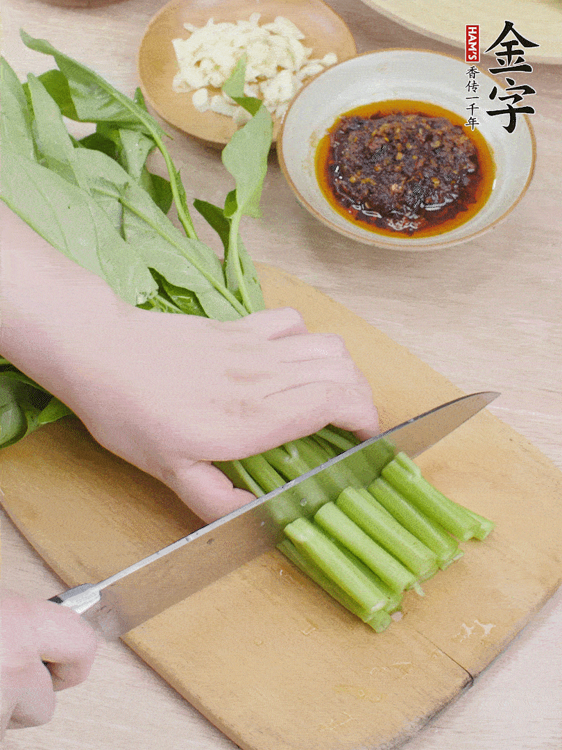 空心菜切段，大蒜拍碎切末。