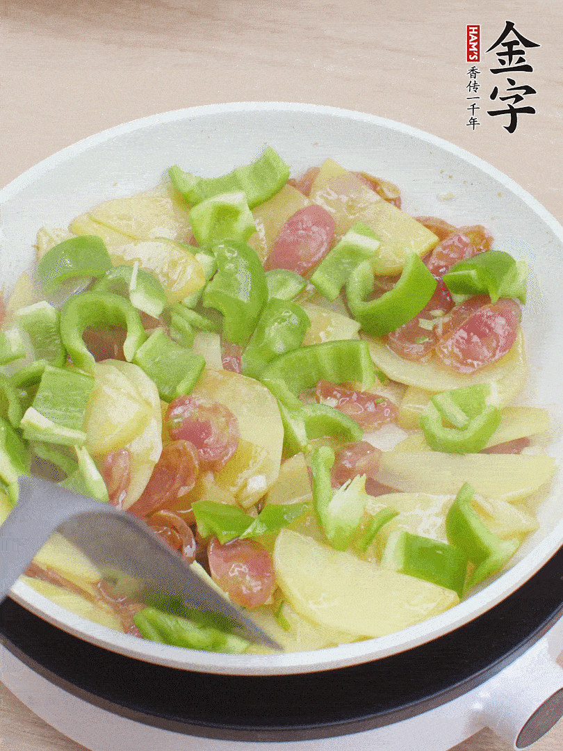 下辣椒翻炒1分鐘。