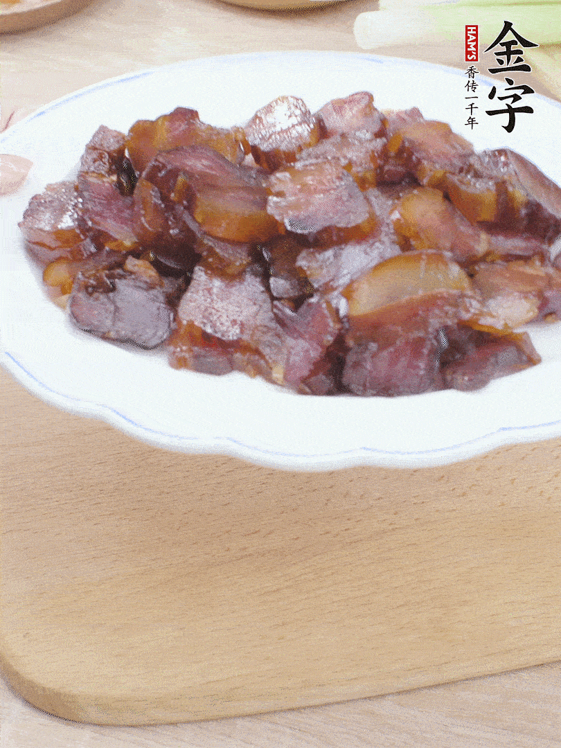 金字醬油肉水煮15分鐘，切薄片。
