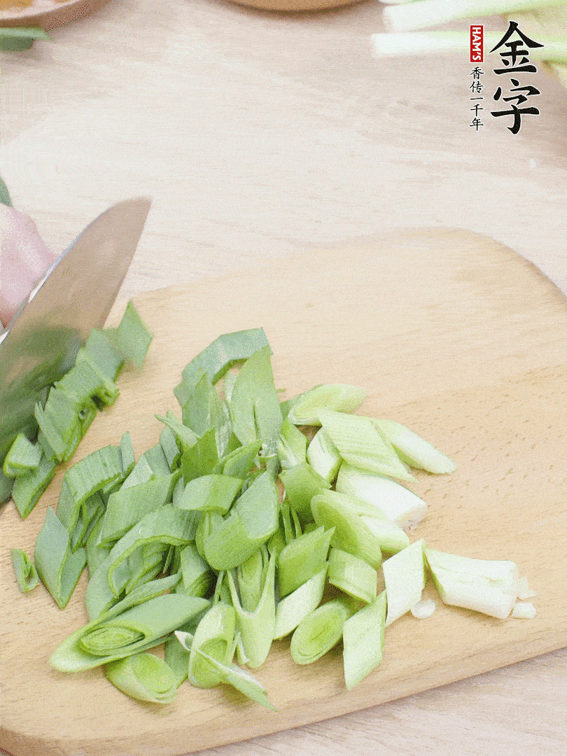 青蒜切段。（蒜白可以拍一下，再斜著切）