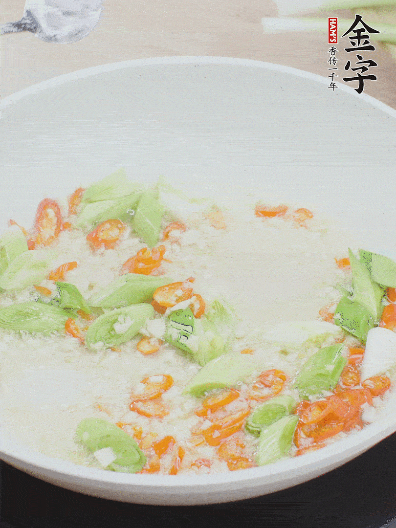 油5成熱時(shí)，下蒜末、辣椒、蒜白煸炒。