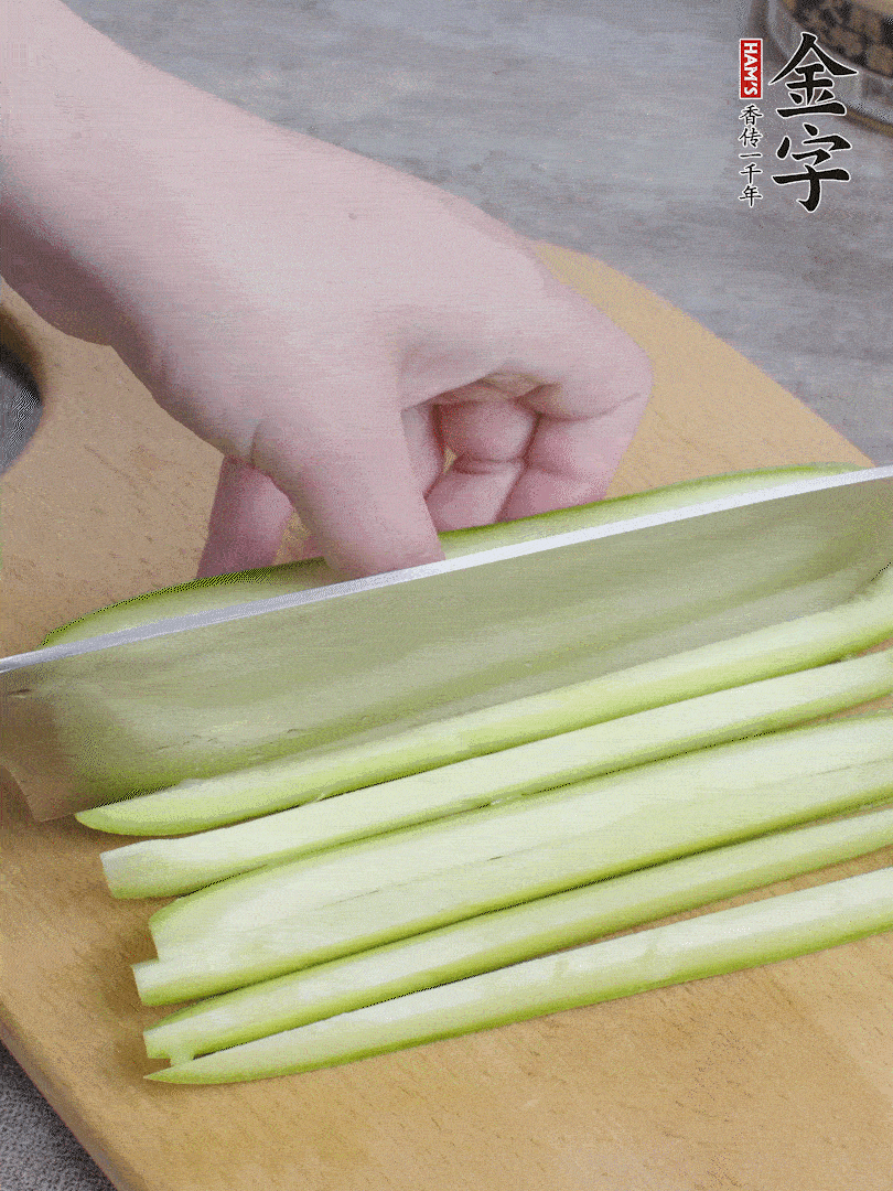 西葫蘆對半切，去瓤切條。