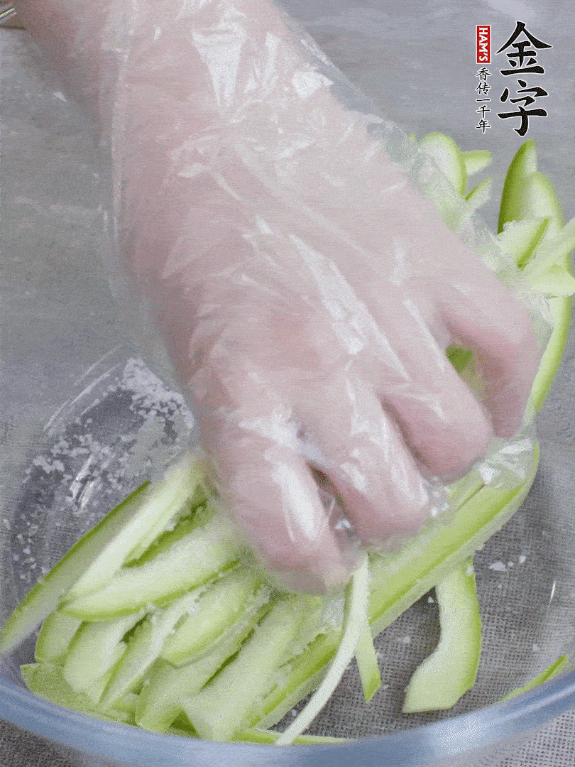 加鹽腌制15分鐘，清洗后擠干水份。