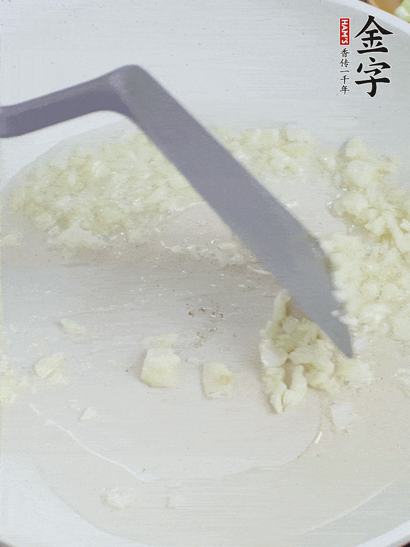 冷鍋熱油，下大蒜煎至兩面微黃。