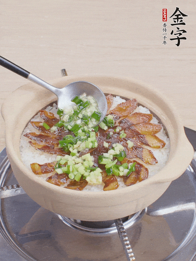 倒蔥姜醬再燜1分鐘。（也可以淋點生抽）