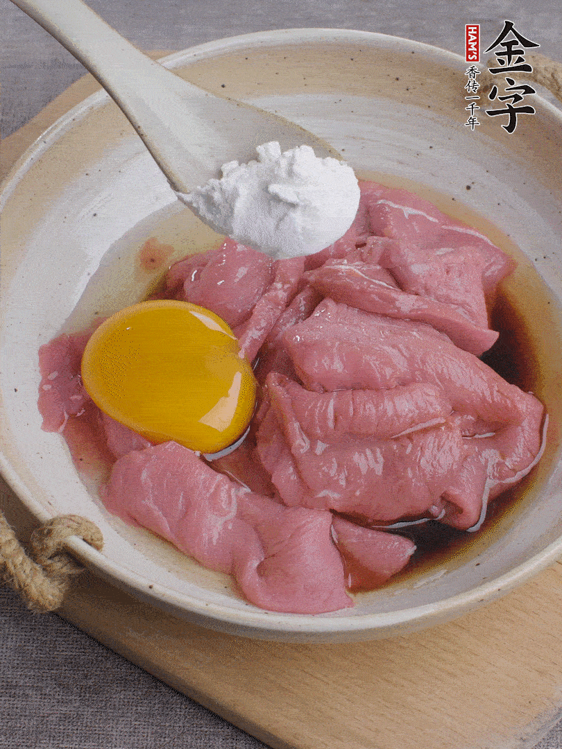 牛肉切片，雞蛋1個(gè)、水2勺、料酒1/2勺、生抽1/2勺、生粉1勺腌15分鐘。