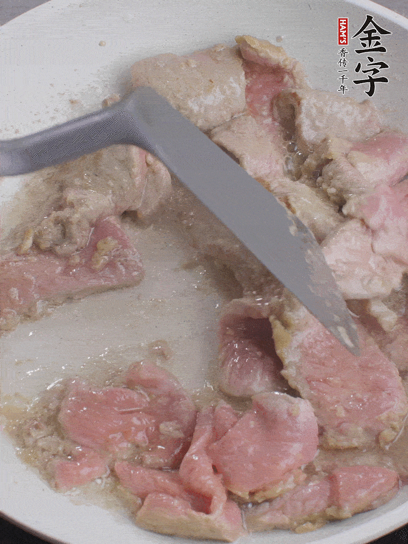 鍋中少油，下牛肉炒至變色。（盛出來(lái)）