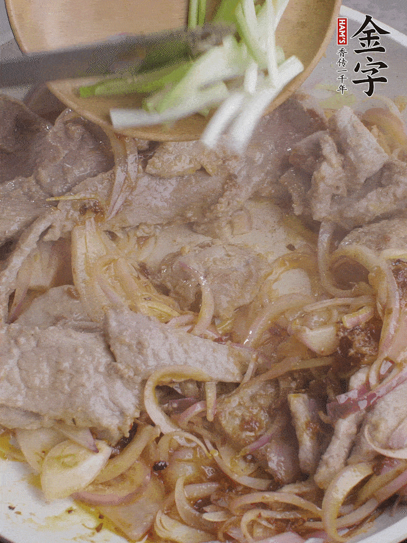 下牛肉、蔥段快炒。