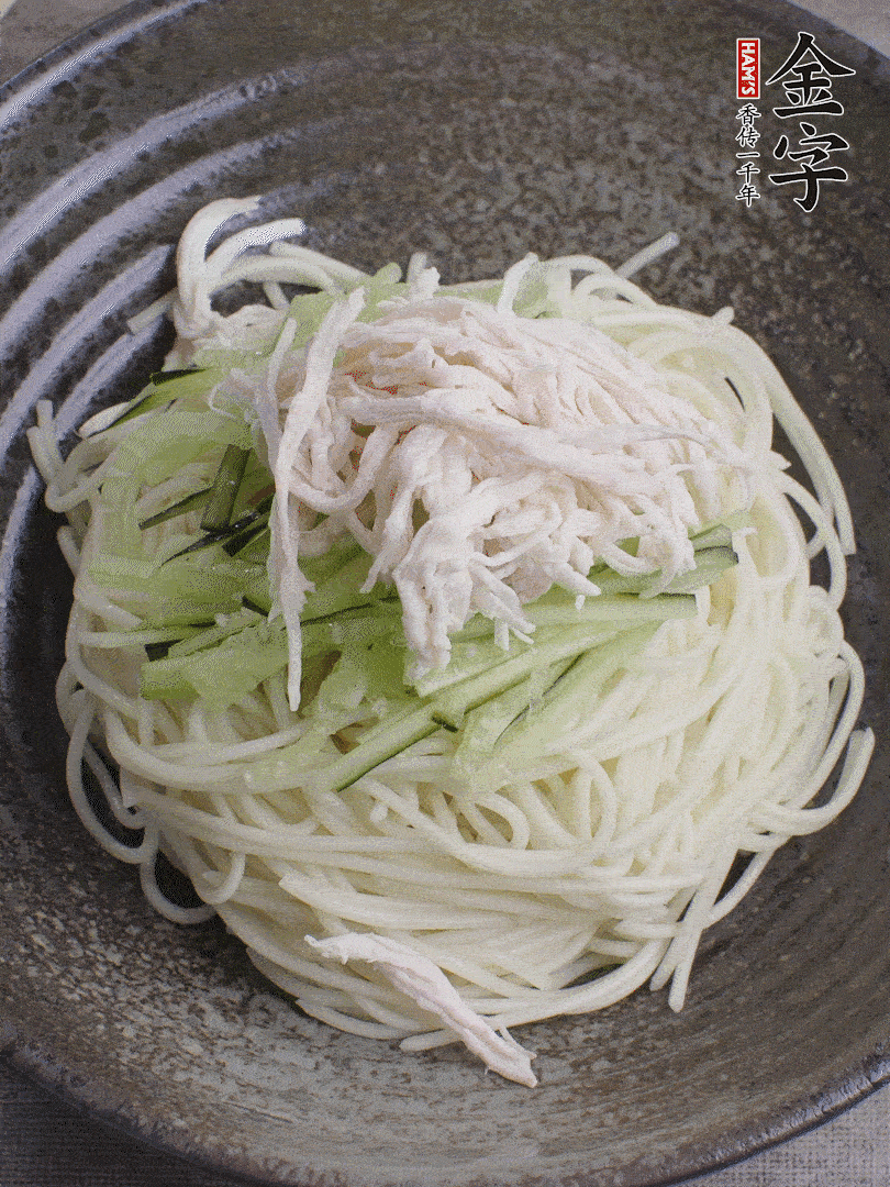 堿水面（熟）倒入大碗中，鋪上黃瓜絲、雞絲。