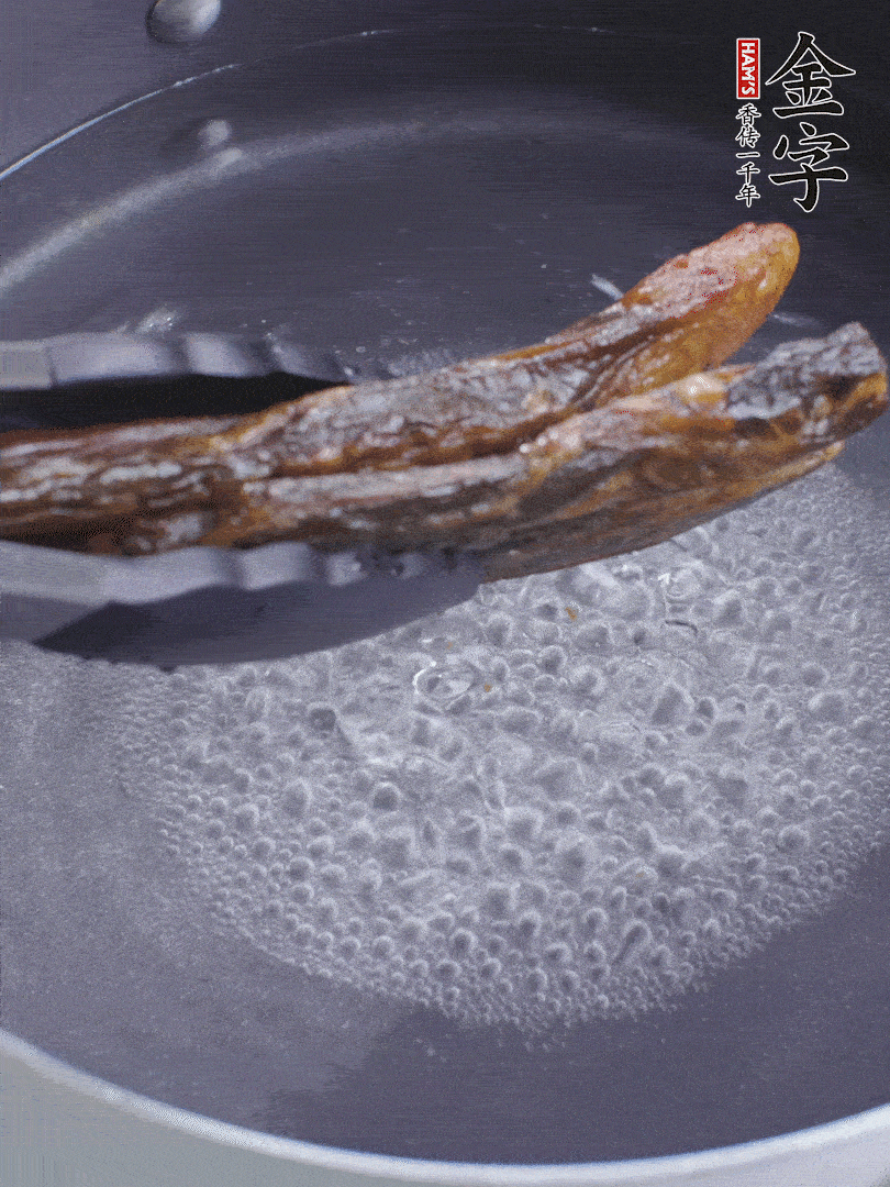 金字醬油肉水煮15分鐘，切薄片。