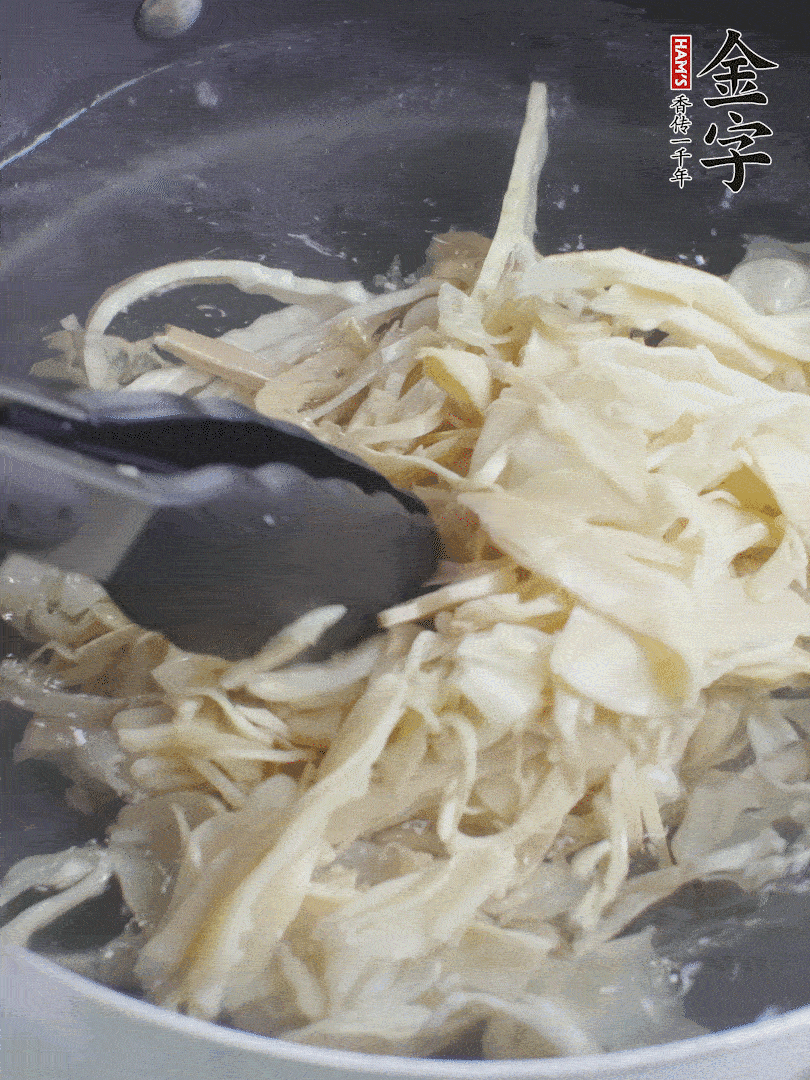 糯米筍焯水1分鐘，過(guò)涼水，擠干水份。
