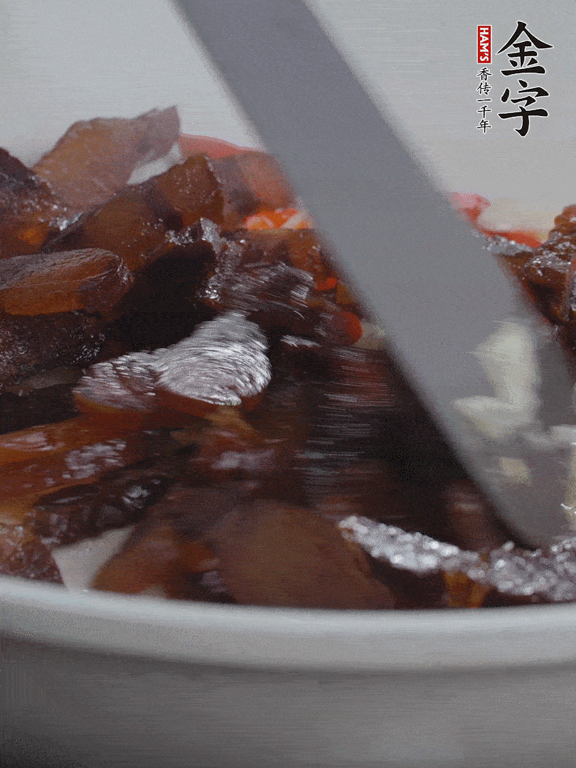 下醬油肉，煸出油脂。