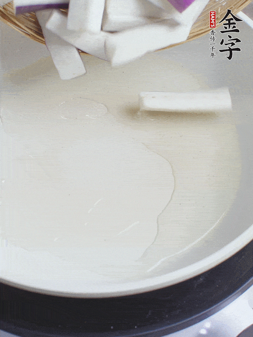 杭茄洗凈去蒂，縱向剖成4份，切成長(zhǎng)10cm左右的段。白洋蔥切絲?？谀⑾磧羧サ舯＜t椒切菱形片。