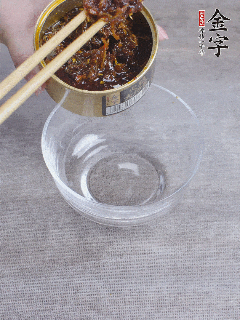 金字火腿大師醬2勺、醬油1勺、白砂糖1/2勺調(diào)勻。