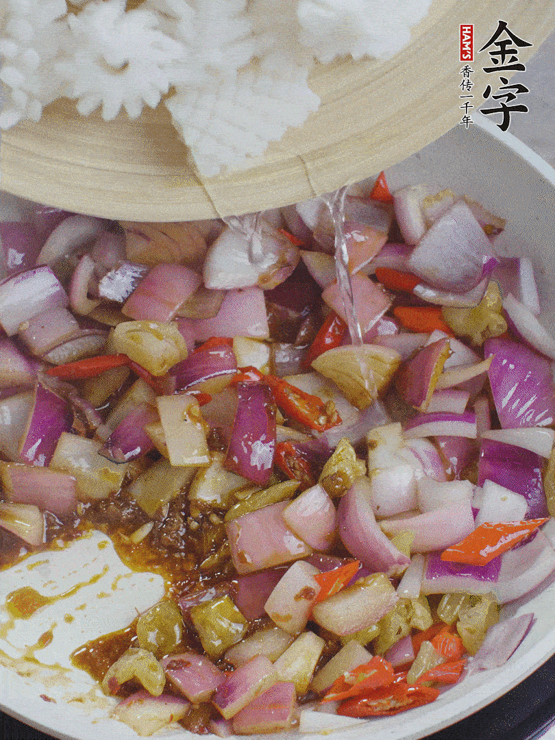 下魷魚花，2勺料酒炒勻。