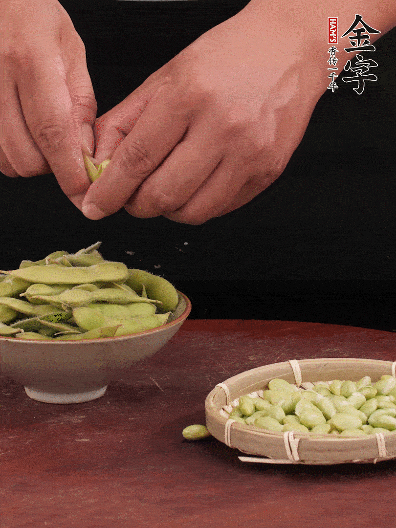 新鮮毛豆剝殼。