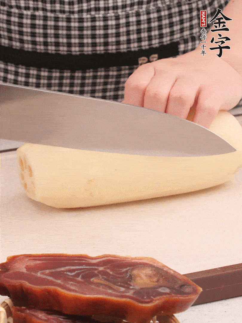蓮藕削皮切塊。
