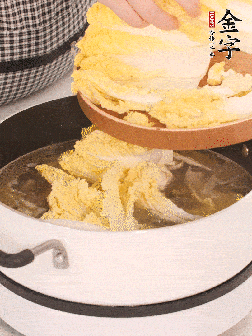 放入娃娃菜、金針菇再燉煮5分鐘。