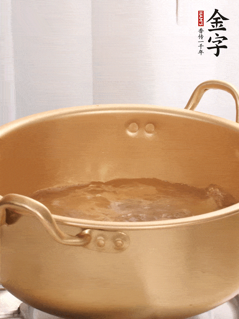 排骨加姜片、料酒，冷水下鍋焯水，撇去浮沫。