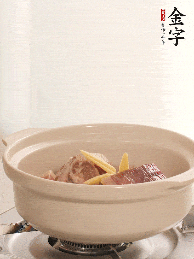 湯鍋放入排骨、火腿、姜，加適量水。煮開后轉(zhuǎn)小火燉40分鐘。
