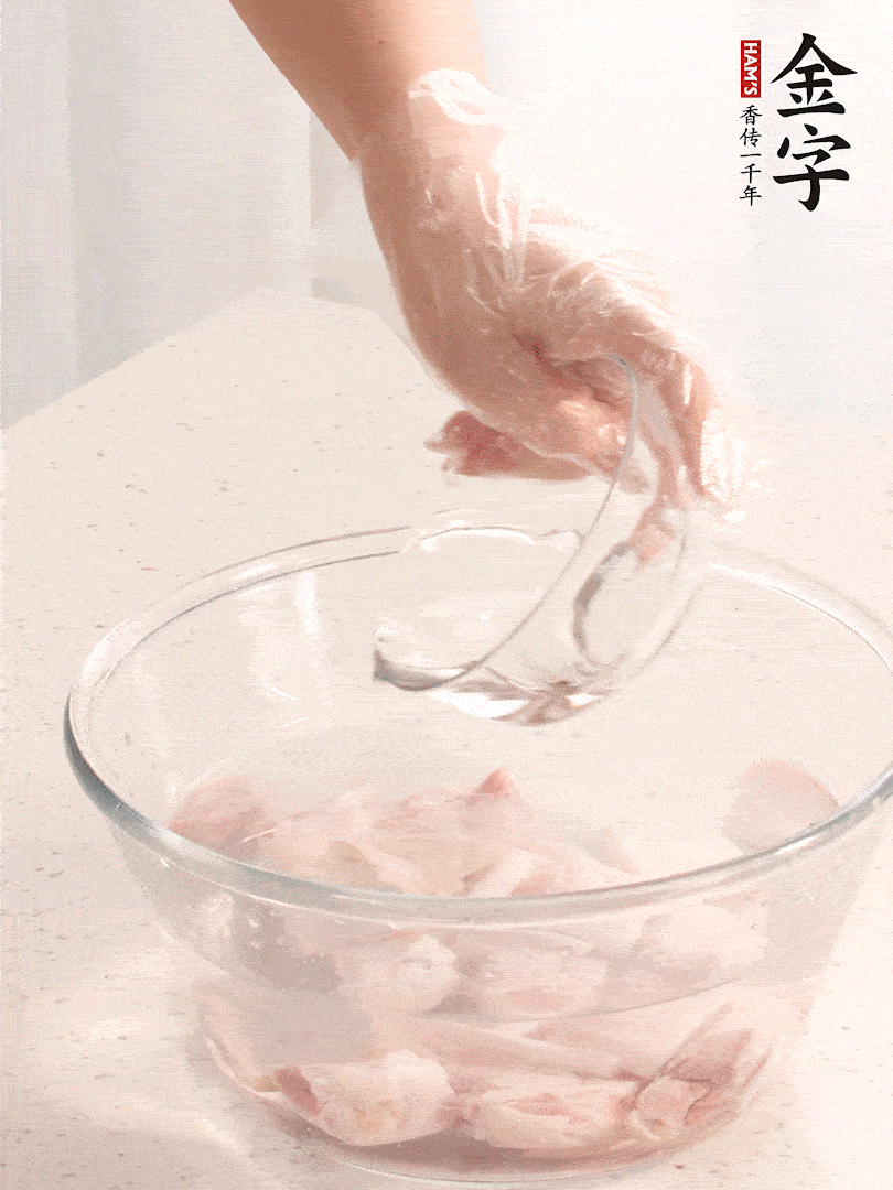 豬蹄除去雜毛、刮去油膩，斬成大塊，冷水浸泡半小時(shí)出血水，冷水下鍋，放入姜片、醋去腥，水燒開大約2分鐘，撈出。（白醋能夠讓豬蹄更白凈）